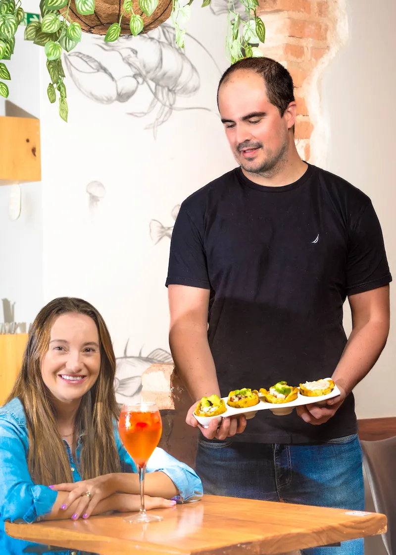 Mesero con plato de comida